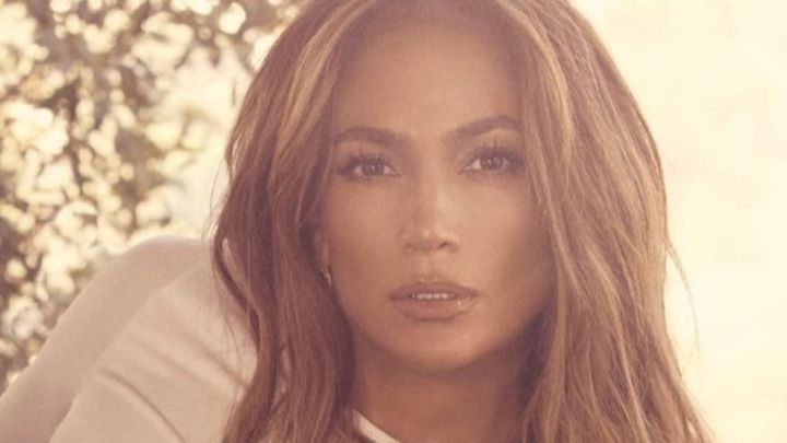 jennifer lopez natural sin maquillaje sin extensiones redes sociales netflix nueva serie fbi agente asesinato estreno