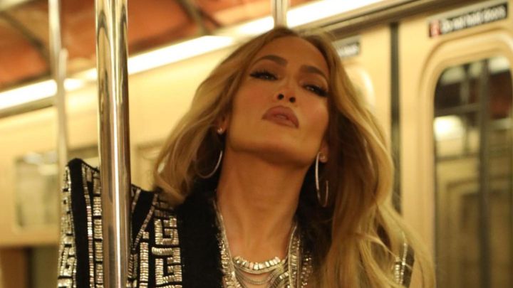 jennifer lopez bikini posado playa bienvenida año 2021 redes sociales sin maquillar despeinada sombrero dior 990 euros