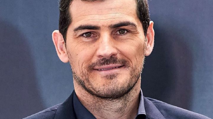 Iker Casillas presenta, tirando de nostalgia, su nuevo 'coche fantástico'