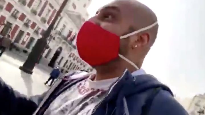 borja escalona detenido youtuber broma polemica maquinilla afeitar puerta del sol mascarilla atletico madrid señora agresión