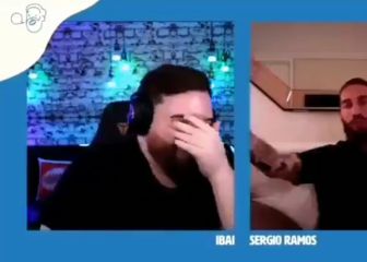Ramos imita lo que le dice Modric cuando va al ataque