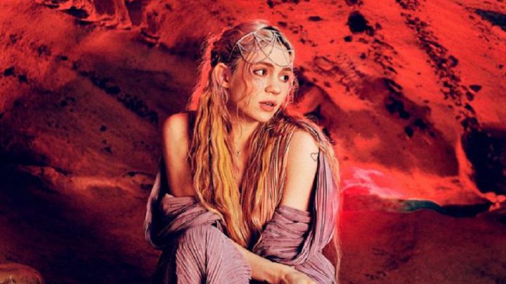 Grimes, pareja de Elon Musk, cubre su espalda con "cicatrices alienígenas"