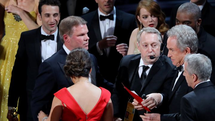 Los nueve errores imperdonables de las galas de los Oscar: 'La La Land', caídas, vestidos rotos...
