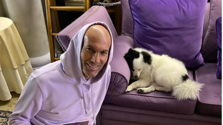 El llamativo look de andar por casa de Zidane: a juego con el sofá y con su libro