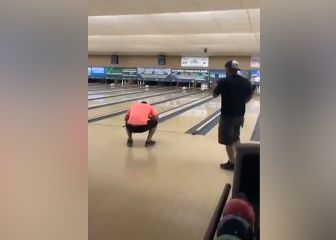 Introduce las cenizas de su padre en una bola de bowling y sucede esto: ¡increíble!