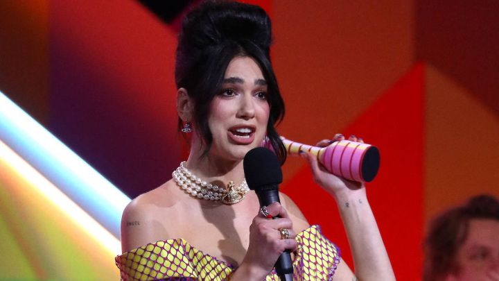dua lipa sanitarios premios brits musica britanica salario pagar boris johnson discurso