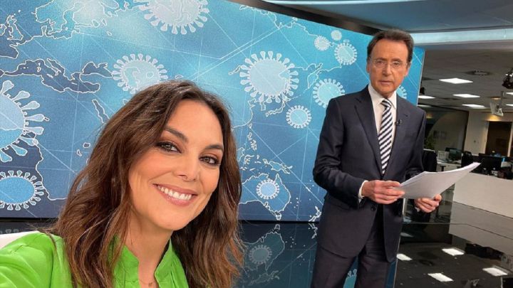 El 'zasca' de Matías Prats a Mónica Carrillo durante el directo de Antena 3 Noticias