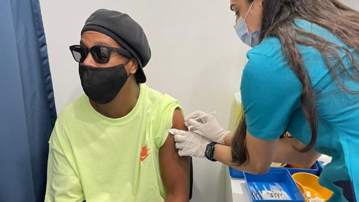 Ronaldinho se vacuna contra el coronavirus en Dubái y manda un esperanzador mensaje