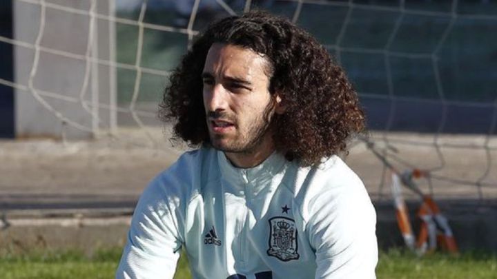 Cucurella se hace un radical cambio de look y sufre el troleo de sus compañeros
