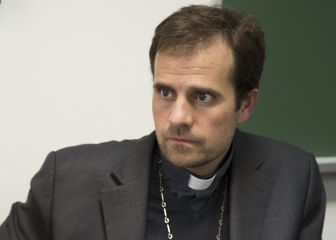 El obispo de Solsona renuncia a su diócesis por amor a una escritora de novela erótica