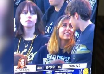 Una chica va a besar a un chico en la grada y lo que sucede se ha hecho viral con más de 5M de visitas...