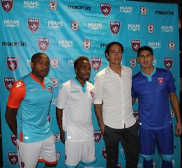 El Miami presentó su camiseta y sus tres flamantes fichajes