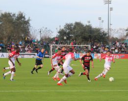Un tiempo, patadas y ni un gol para Chicharito en la Florida Cup