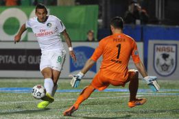Gastón Cellerino marcando un gol en la Soccer Bowl