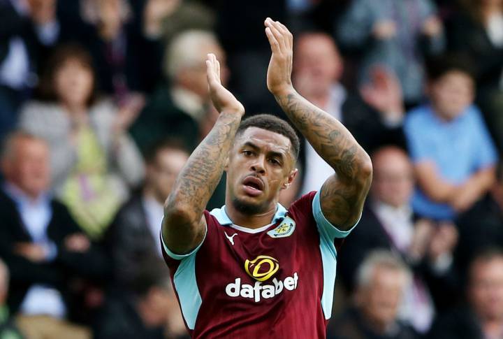 Andre Gray, goleador ante el Liverpool, con un pasado manchado por su homofobia