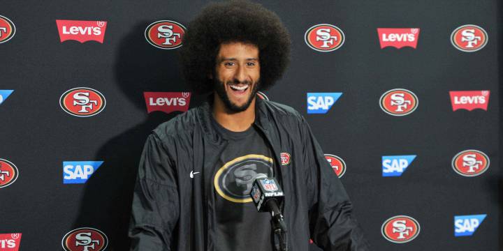 Colin Kaepernick donará los beneficios de sus camisetas
