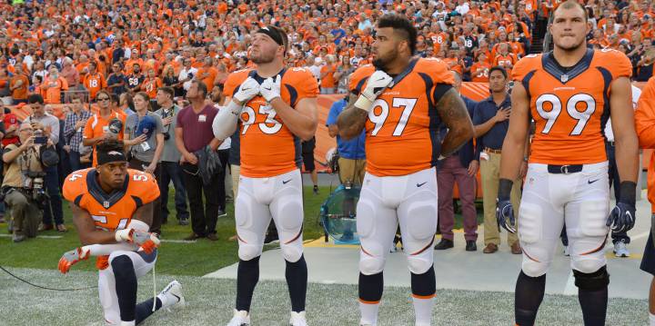 Jugador de Broncos pierde contrato por arrodillarse ante el himno