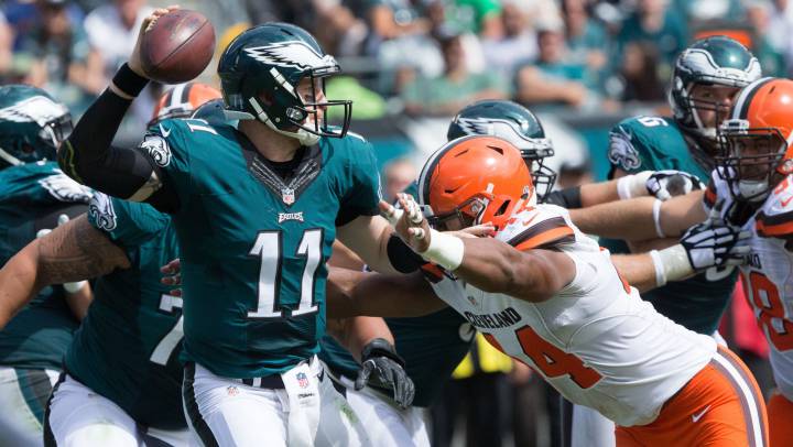 Carson Wentz se estrena en la NFL por la puerta grande