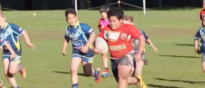 El niño que juega al rugby en "Beast mode"