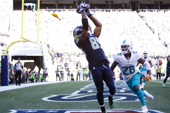 Doug Baldwin anotando el touchdown de la victoria de los Seahawks sobre los Dolphins en la NFL.