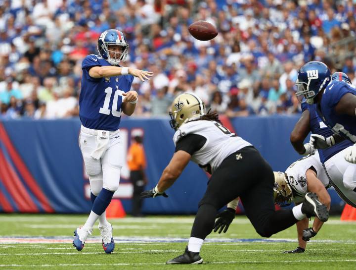 Eli Manning lanzando un pase en el partido que enfrentaba a Giants y Saints.