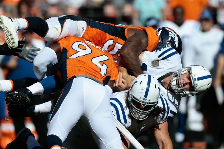 Von Miller y Demarcus Ware haciendo un sack a Andrew Luck en el Broncos - Colts.