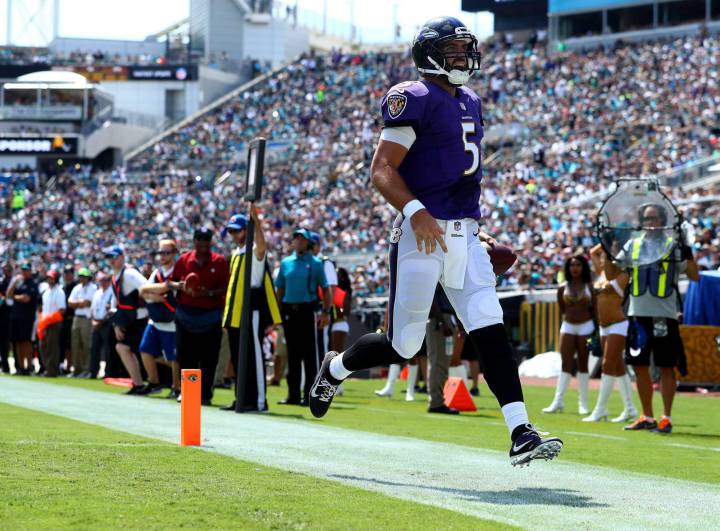 Joe Flacco anotando un touchdown de carrera en la victoria de Ravens sobre Jaguars.