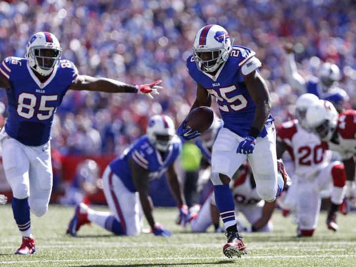 LeSean McCoy arrolló a los Cardinals en la victoria de los Bills sobre Arizona.