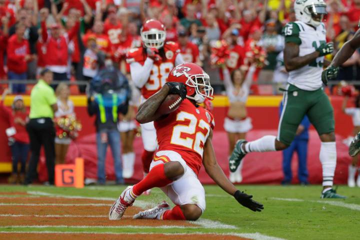Marcus Peters realizando un intercepción a Ryan Fitzpatrick en el partido que enfrentó a los Chiefs y los Jets.