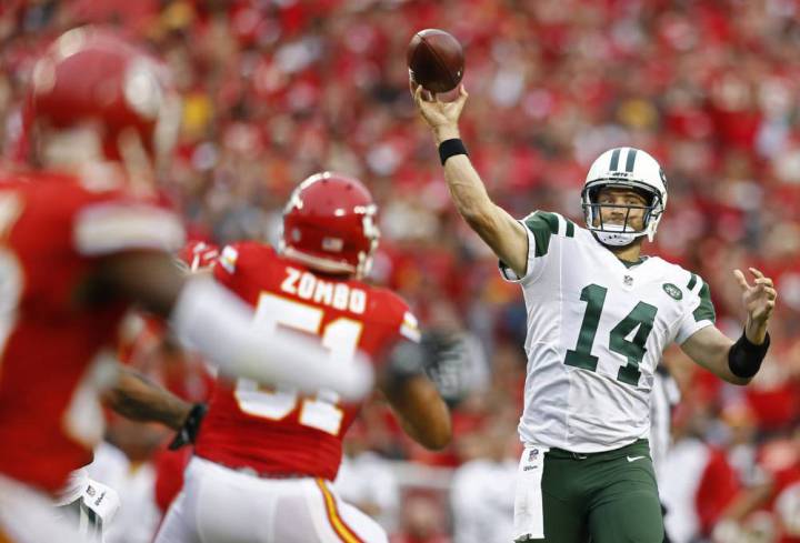 Ryan Fitzpatrick, quarterback de los New York Jets, lanzando un pase contra la defensa de los Kansa City Chiefs.