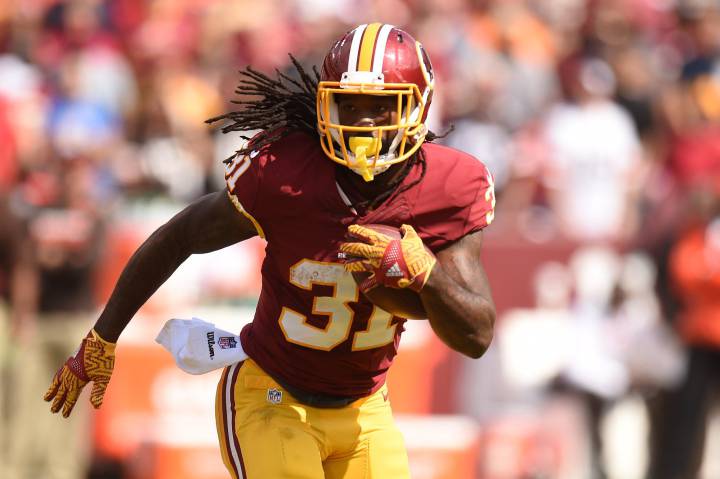 Matt Jones corriendo con el balón en el partido que enfrentaba a los Washington Redskins contra los Cleveland Browns.
