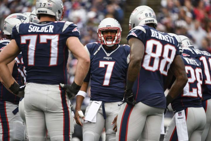 Los New ENgland Patriots preparando un snap frente a los Buffalo Bills.