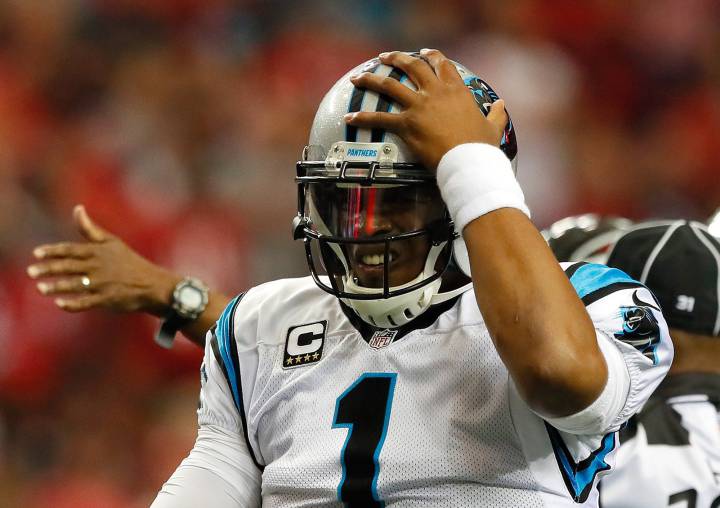 Cam Newton tuvo que abandonar el partido que enfrentaba a los Falcons y los Panthers.