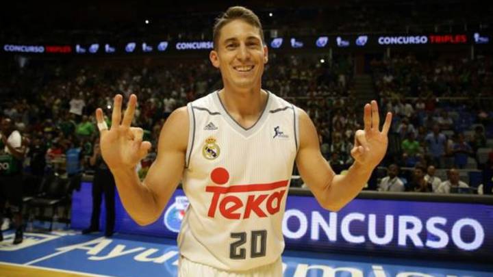 Jaycee Carroll encestó un balón de football americano