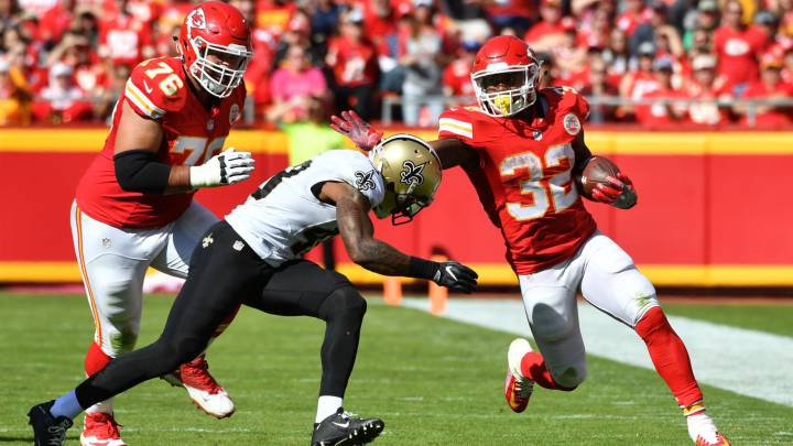 Spencer Ware logrando el TD que dio la victoria a los Kansas City Chiefs, en su partido contra New Orleans Saints