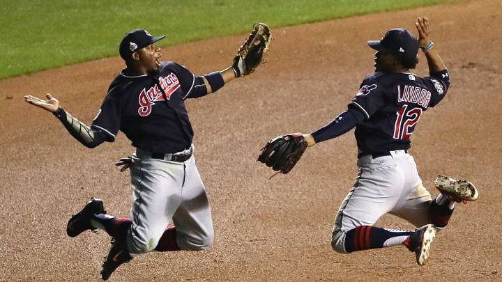 Los Indians doman a los Cubs en Chicago y ya rozan el título