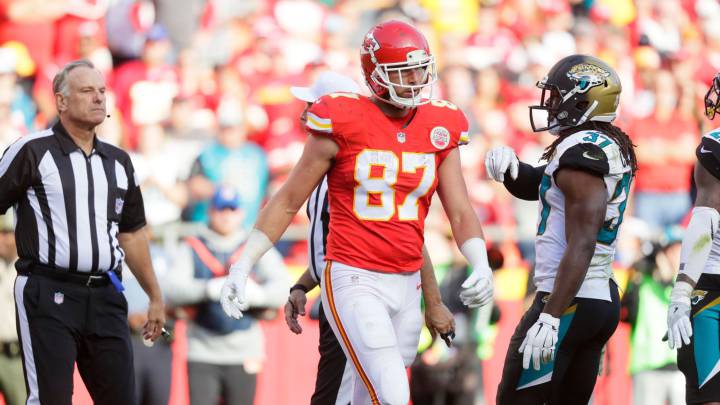 Travis Kelce es expulsado por 'doble amarilla' por protestar