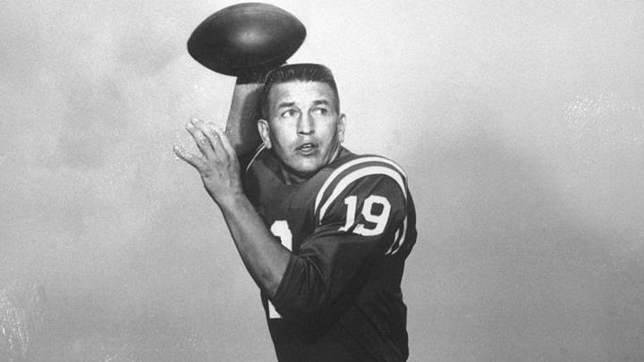 El legendario Johnny Unitas utilizó un método muy eficaz para evitar los golpes gratuitos que sufrió en la NFL.