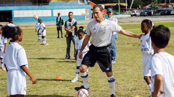 Butragueño se vistió de corto con 100 niños cubanos en La Habana