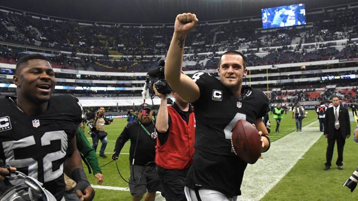 Los Raiders celebran en el regreso de la NFL a México