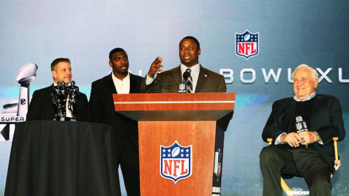 La NFL quiere implementar un octavo zebra en el césped