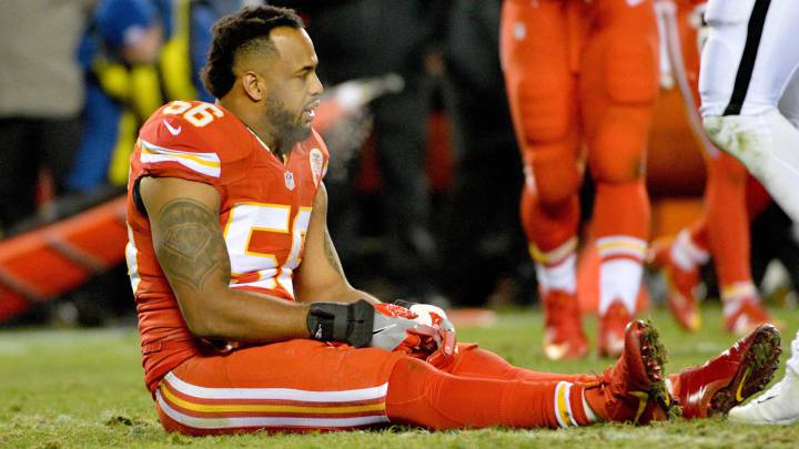 Derrick Johnson se rompe para lo que resta de temporada