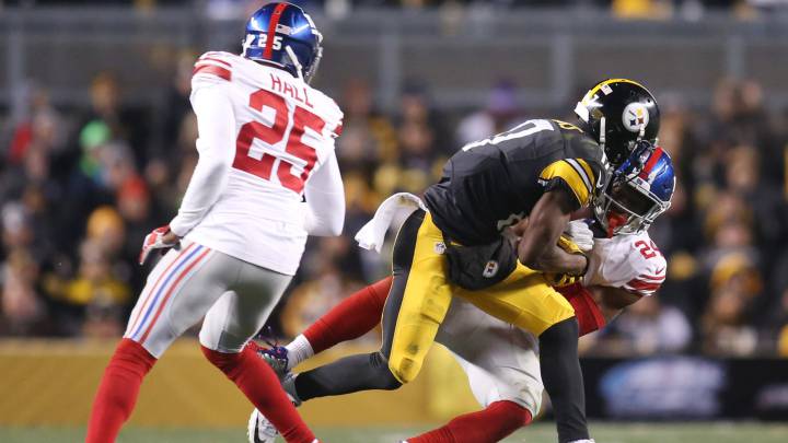 Eli Apple, aquí interceptando un pase de Ben Roethlisberger, fue el protagonista imprevisto de la polémica del New York Giants-Pittsburgh Steelers.