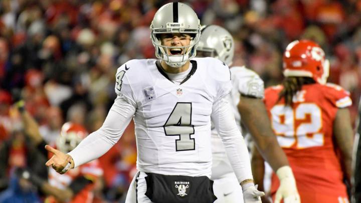 El meñique de Carr lastra a los Raiders