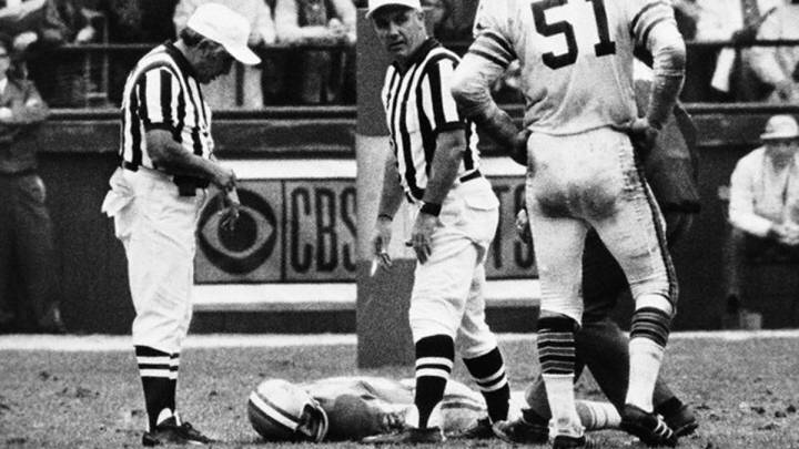 El legendario Dick Butkus contempla la dramática escena de un Chuck Hughes que yace sobre el terreno de juego y que moriría en el hospital una hora más tarde.