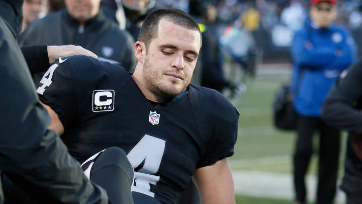 Los Raiders sufren con la lesión de Carr en victoria sobre Colts