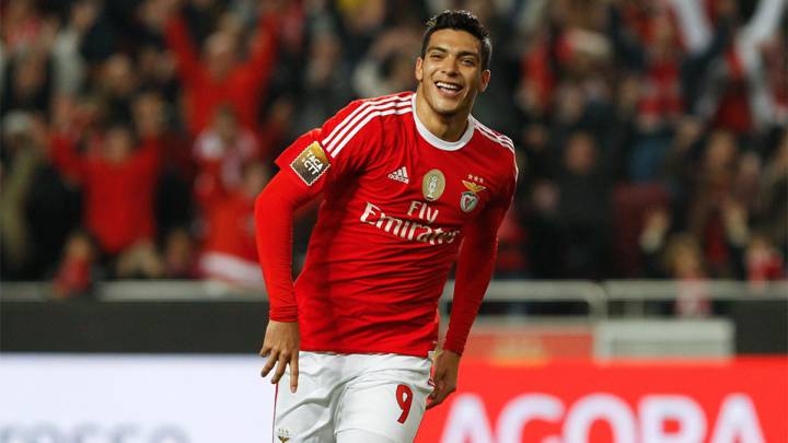Le buscan reemplazo a Raúl Jiménez en el Benfica