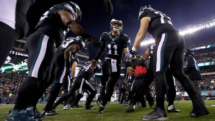Carson Wentz regala escopetas de caza a sus hombres de la OL