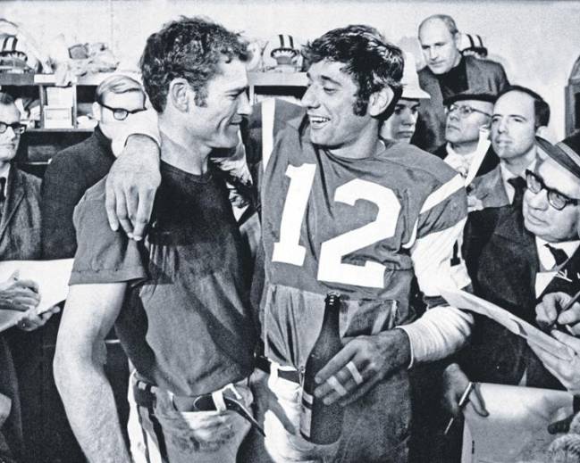 El inmortal Joe Namath dando una clase de football.