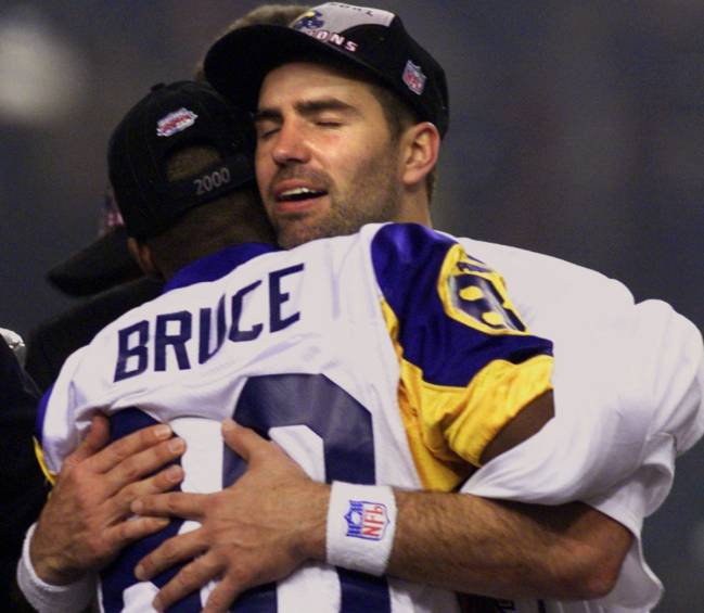 Kurt Warner se abraza a su receptor preferido, Isaac Bruce.